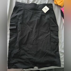 Black skirt with pockets and slit